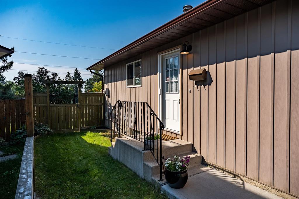 Fourth View of 36 Berkley Place NW, Beddington Heights, Calgary, Alberta, T3K 1A7