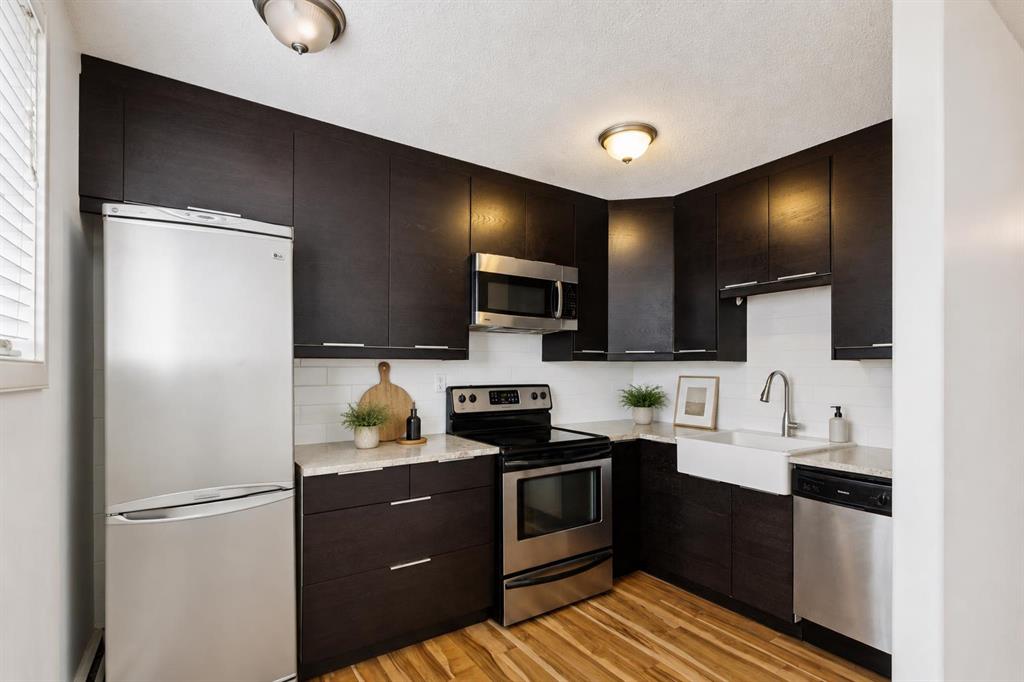 Fourth View of 14, 1717 Westmount Road NW, Hillhurst, Calgary, Alberta, T2N3M4