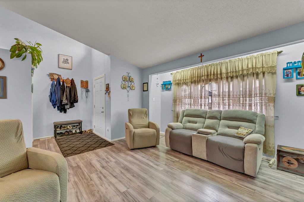 Fifth View of 2121 Hull Way NE, Northeast Crescent Heights, Medicine Hat, Alberta, T1C 1R9