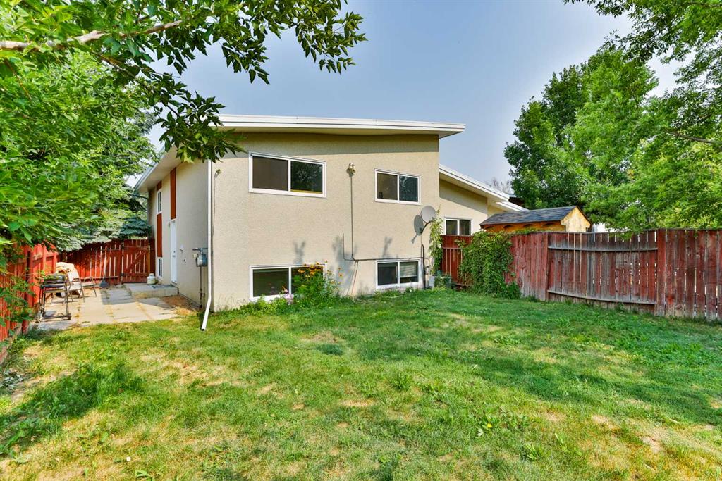 Third View of 150 McGill Boulevard W, Varsity Village, Lethbridge, Alberta, T1K 4C5