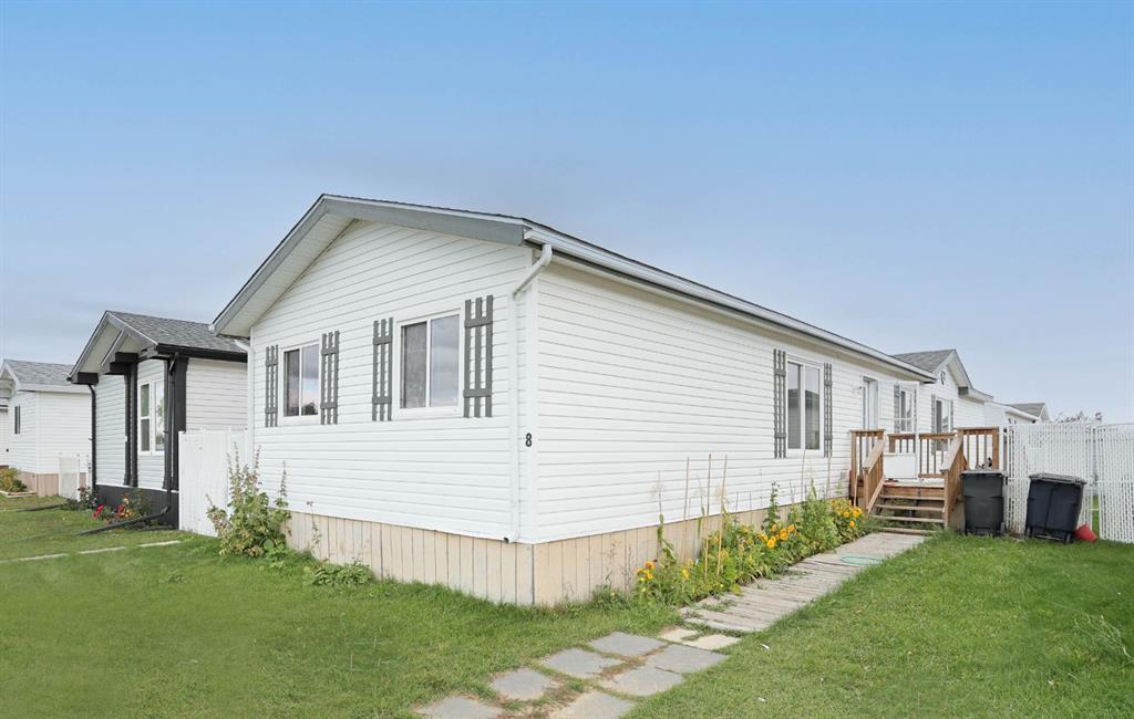 8 Meadowplace Crescent E, A2342227, Alberta,