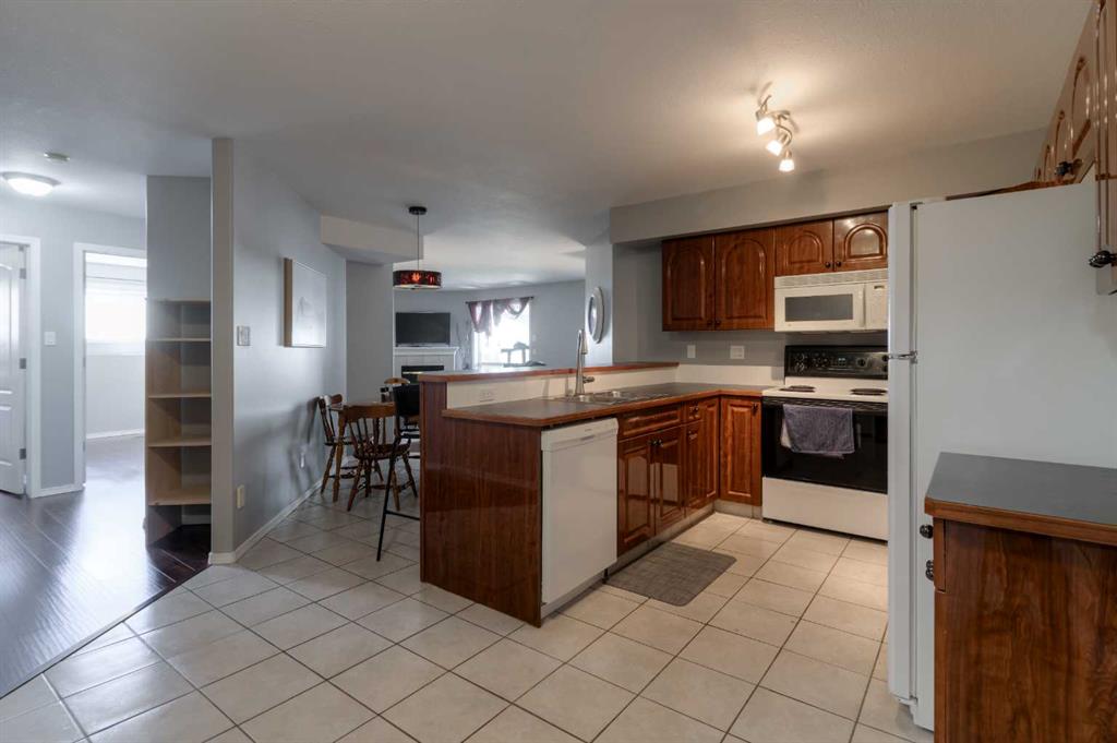 Fifth View of 213, 23 Chilcotin Lane W, Indian Battle Heights, Lethbridge, Alberta, T1K 7G8