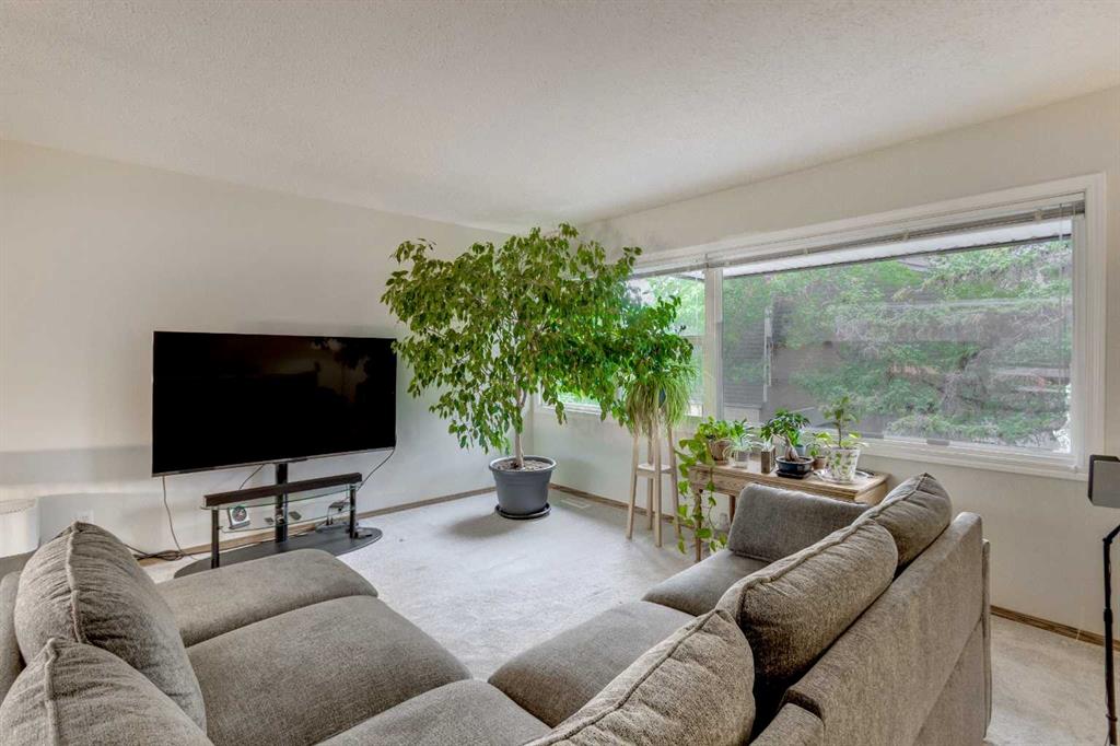 Fourth View of 386 Brae Glen Crescent SW, Braeside, Calgary, Alberta, T2W 1B6