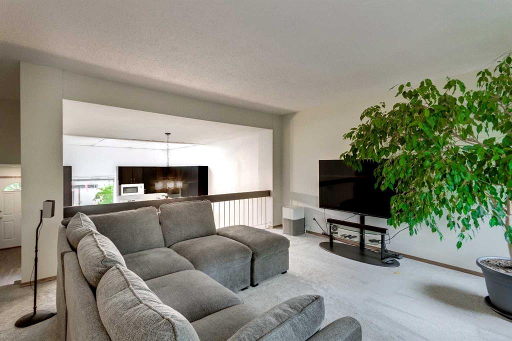 Fifth View of 386 Brae Glen Crescent SW, Braeside, Calgary, Alberta, T2W 1B6