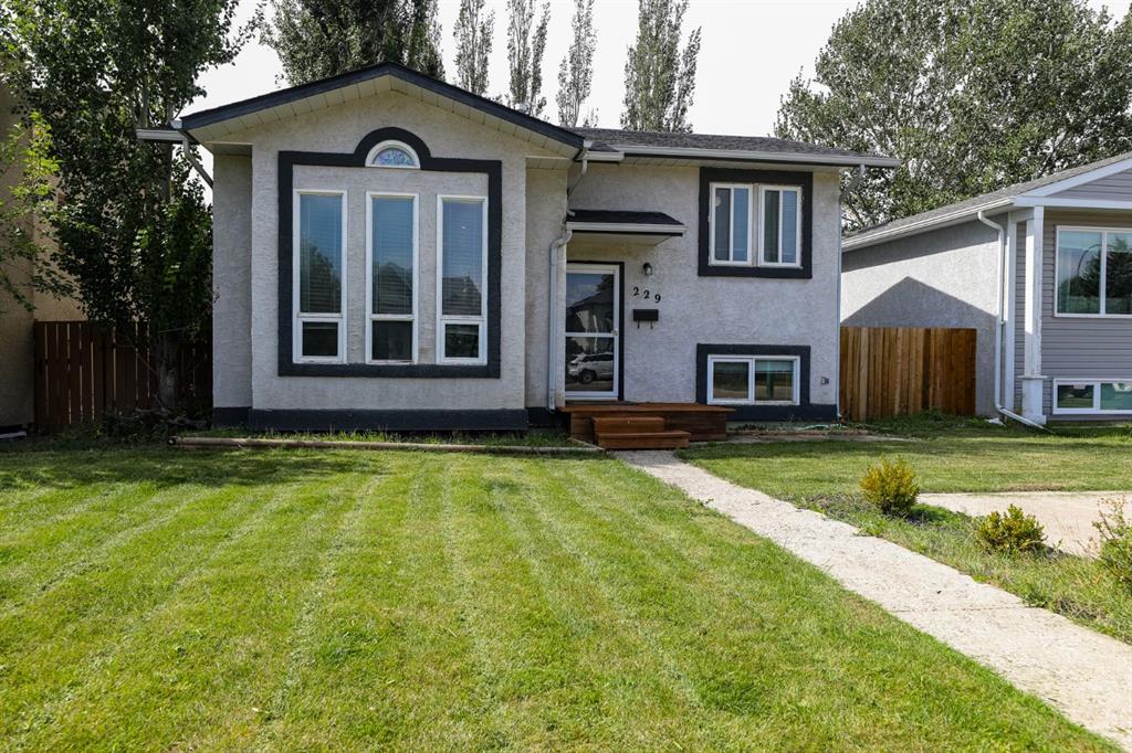 Third View of 229 Mt Blakiston Road W, Mountain Heights, Lethbridge, Alberta, T1K 6M3