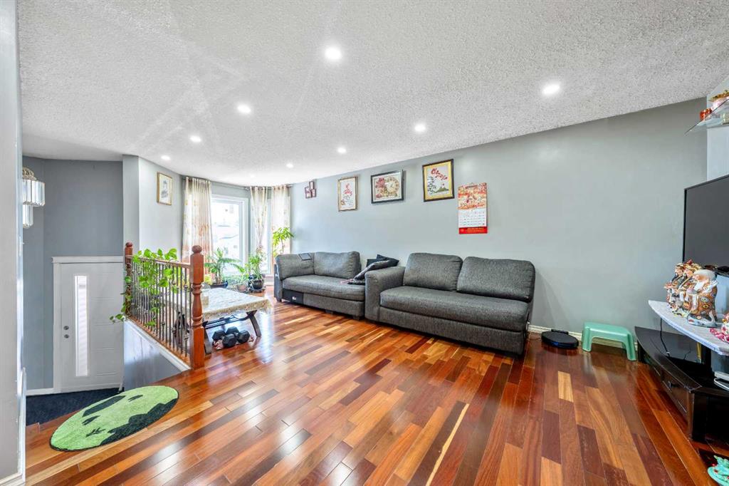 Third View of 318 Applewood Drive SE, Applewood Park, Calgary, Alberta, T2A7V5