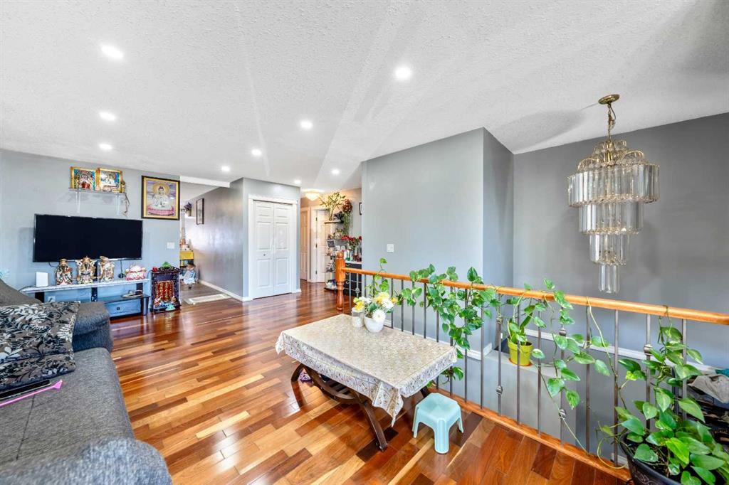 Fourth View of 318 Applewood Drive SE, Applewood Park, Calgary, Alberta, T2A7V5