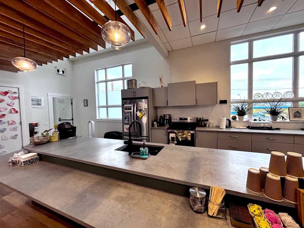 Fifth View of 200, 4630 16 Avenue NW, Montgomery, Calgary, Alberta, T3B 0M8