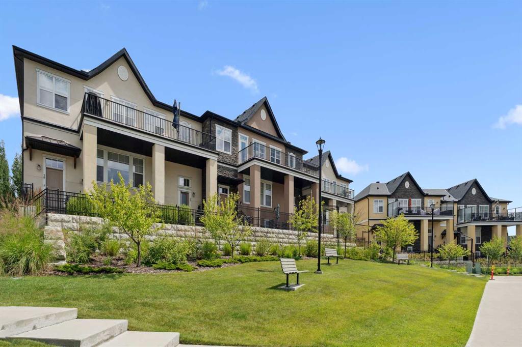 30 Cranbrook Villas SE, A2348067, Alberta,