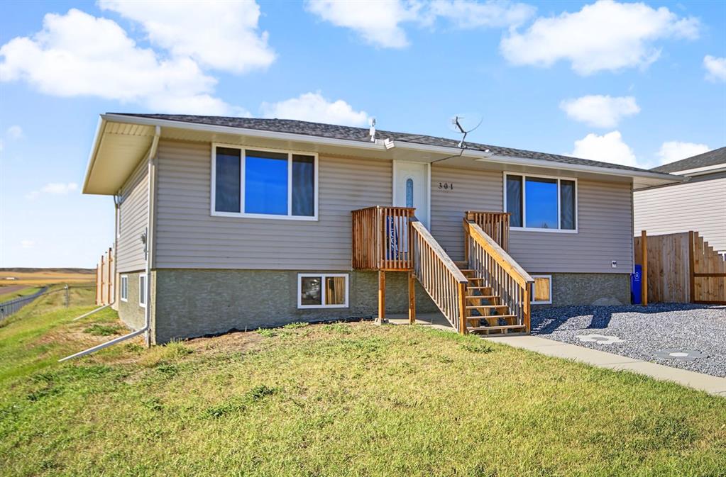 301 3 Street W, A2348350, Alberta,