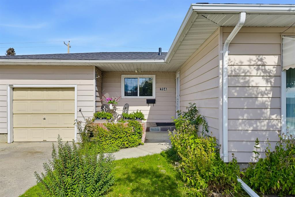Third View of 704 75 Avenue SW, Kingsland, Calgary, Alberta, T2V 0S3