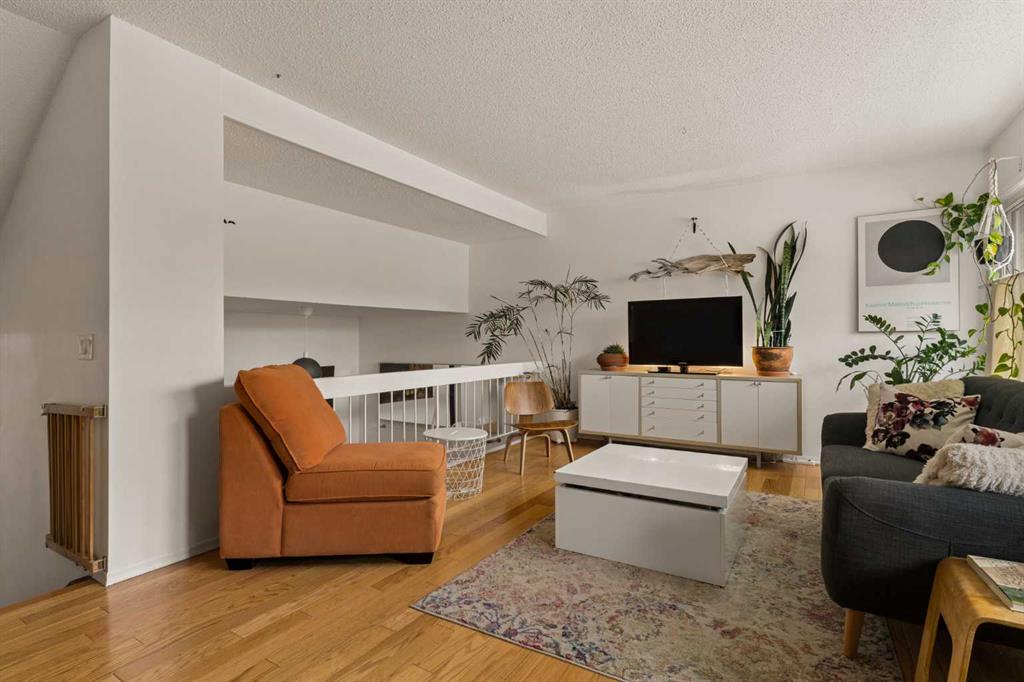 Fifth View of 118 Brae Glen Lane SW, Braeside, Calgary, Alberta, T2W 1B6