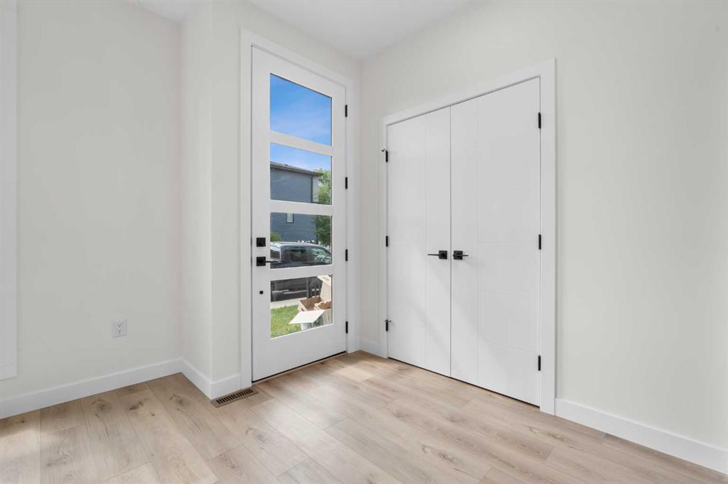 Third View of 2352 7 Street NW, Mount Pleasant, Calgary, Alberta, T2M 1T1