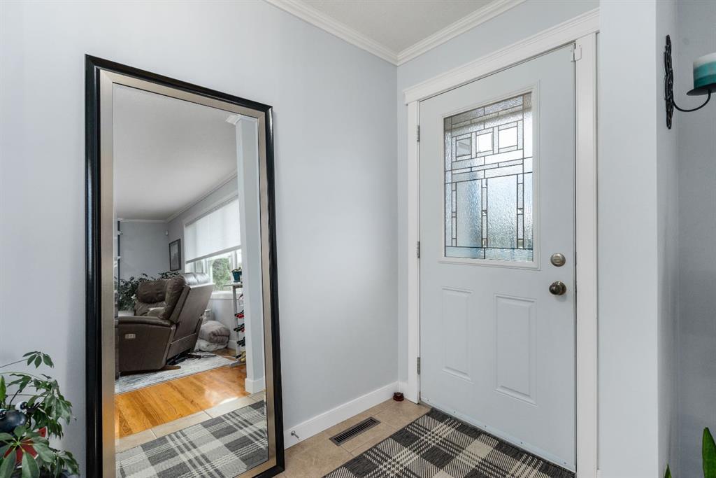 Fourth View of 328 19 Street NE, Mayland Heights, Calgary, Alberta, T2E 4W9