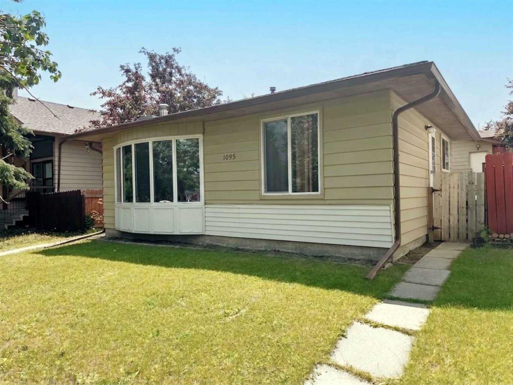 Third View of 1095 Berkley Drive NW, Beddington Heights, Calgary, Alberta, T3K 1S6
