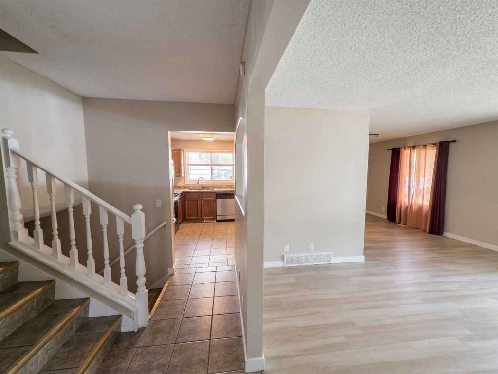 Fourth View of 1095 Berkley Drive NW, Beddington Heights, Calgary, Alberta, T3K 1S6