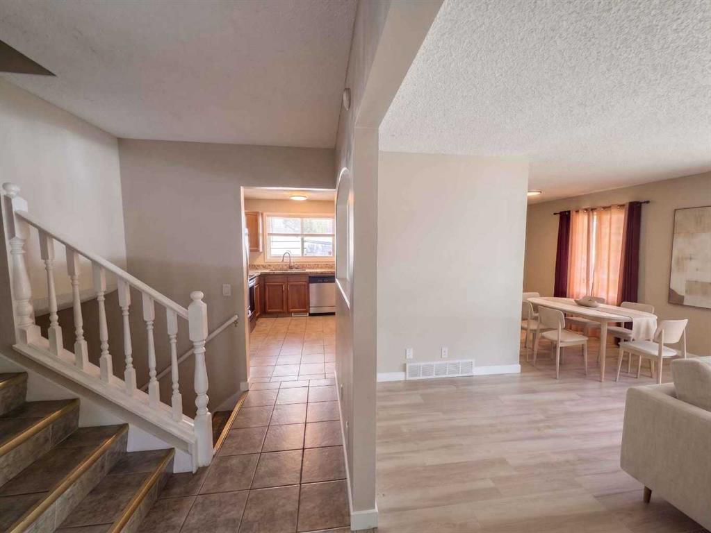 Fifth View of 1095 Berkley Drive NW, Beddington Heights, Calgary, Alberta, T3K 1S6