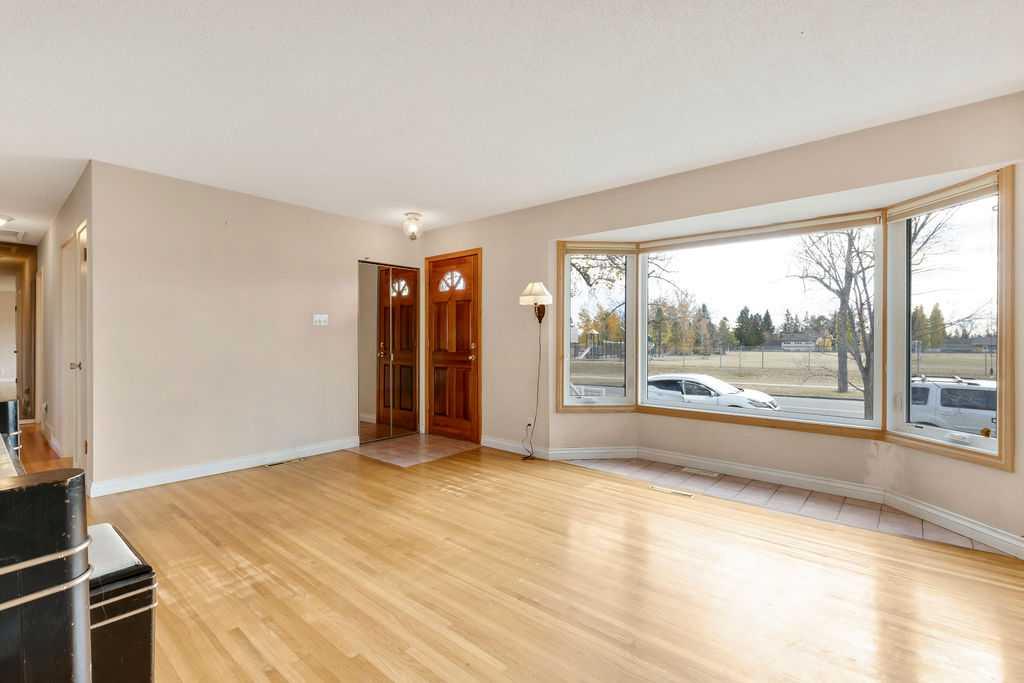 Fifth View of 328 Willow Park Drive SE, Willow Park, Calgary, Alberta, T2J 0K8