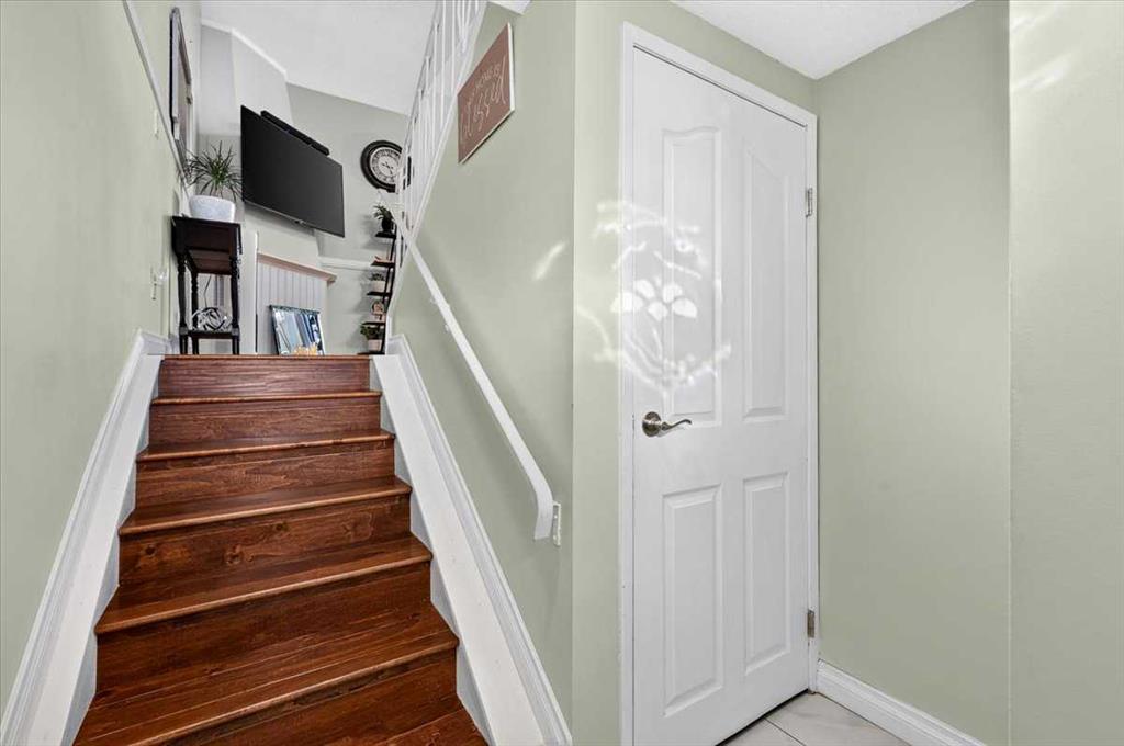 Fourth View of 904, 919 38 Street NE, Marlborough, Calgary, Alberta, T2A 6E1