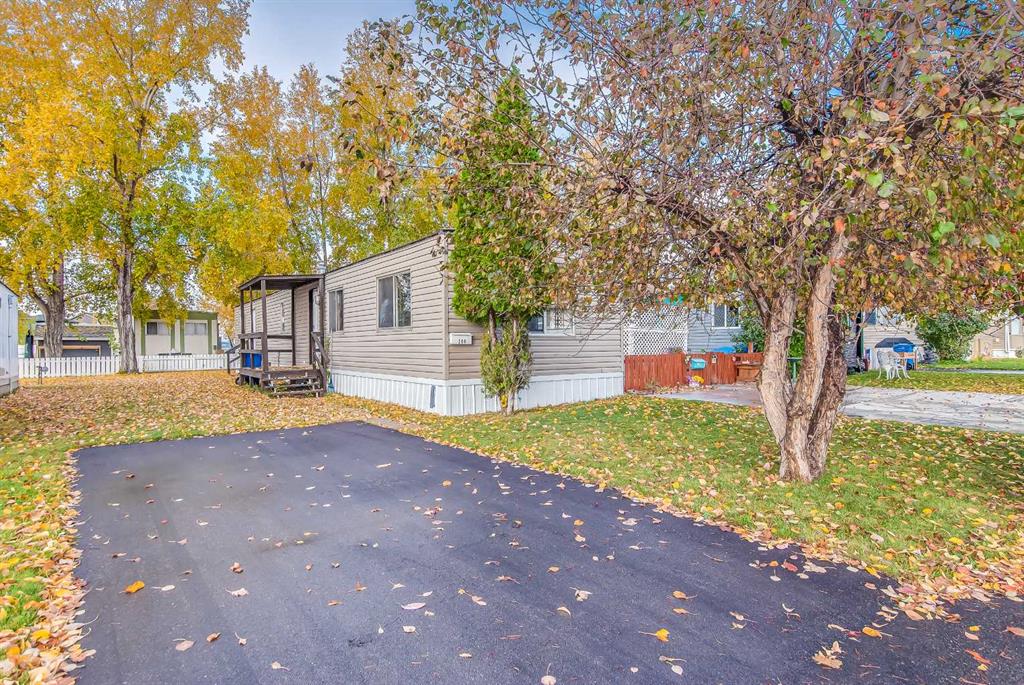 200, 4000 13 Avenue SE, A2351913, Alberta,