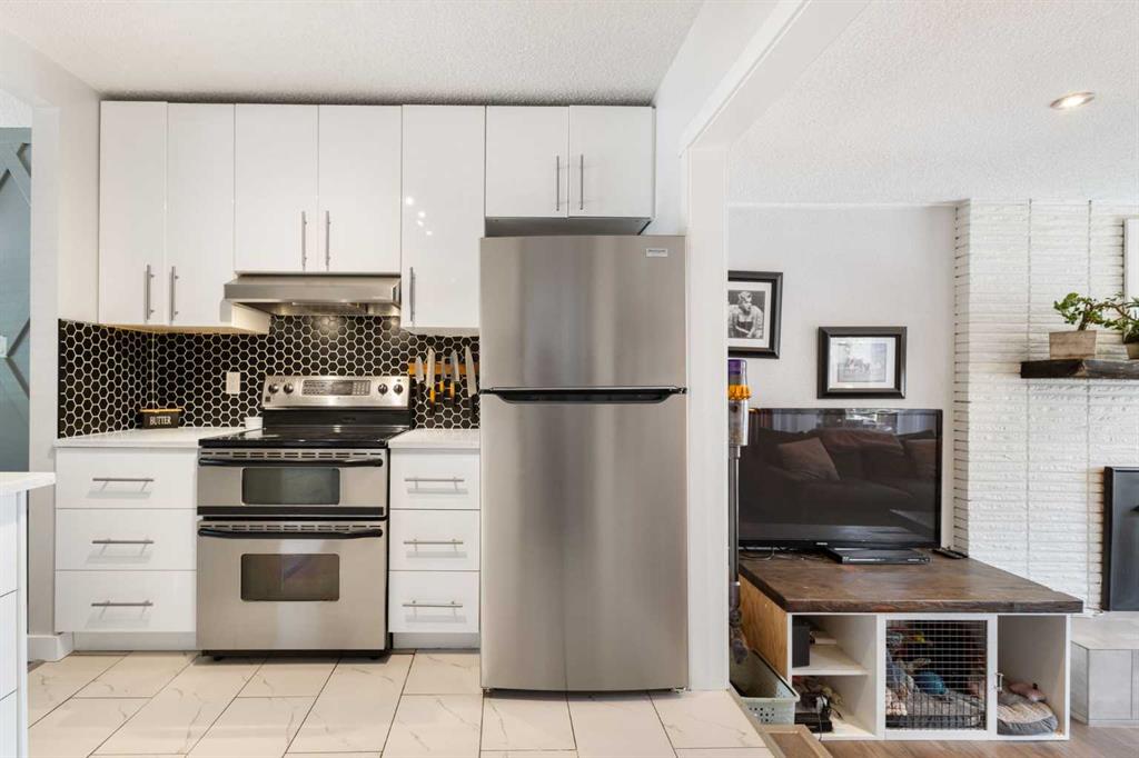 Fifth View of 809 68 Avenue SW, Kingsland, Calgary, Alberta, T2V 0N5
