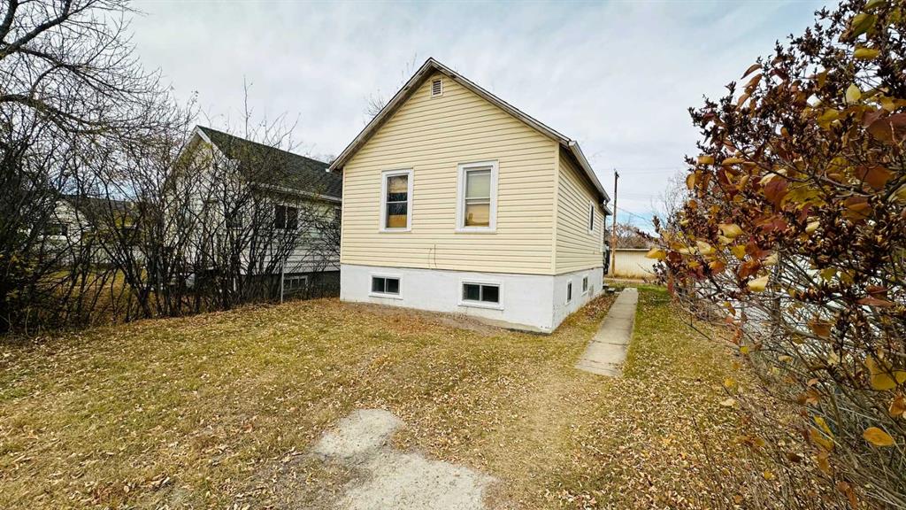 620 3 Avenue W, A2353226, Alberta,