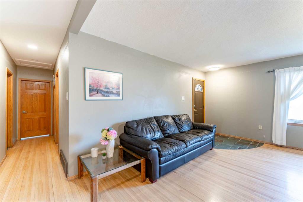 Fourth View of 2018 Cottonwood Crescent SE, Southview, Calgary, Alberta, T2B 1T1