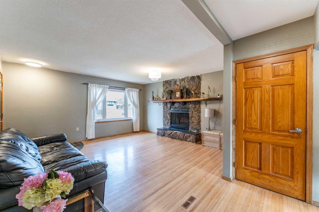 Fifth View of 2018 Cottonwood Crescent SE, Southview, Calgary, Alberta, T2B 1T1
