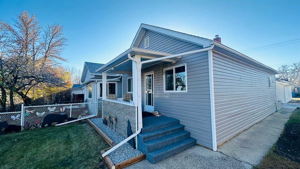 549 5 Street E, A2353932, Alberta,