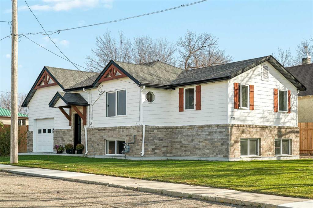 209 2 Street N, A2354185, Alberta,