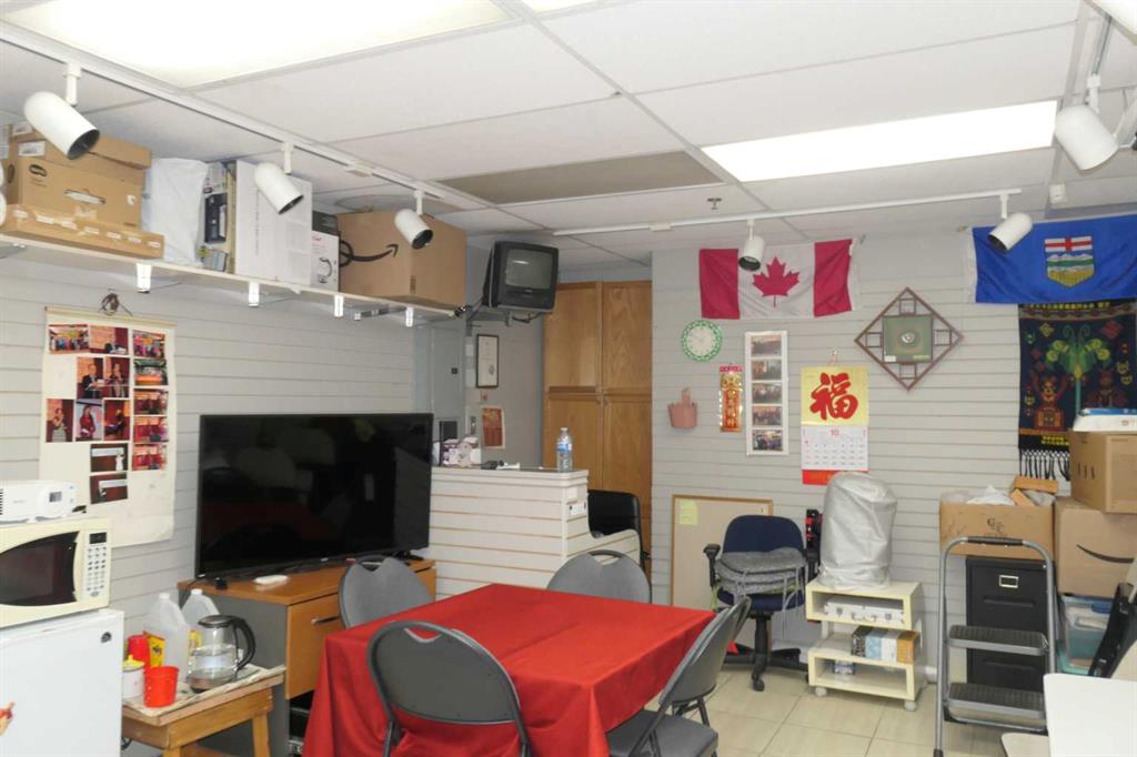Third View of 252, 328 Centre Street SE, Chinatown, Calgary, Alberta, T2G 4X6