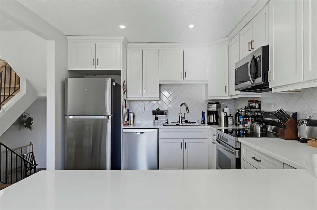 Fourth View of 302 Woodvale Crescent SW, Woodlands, Calgary, Alberta, T2W 3P3