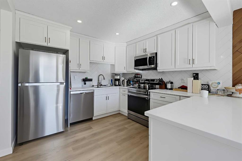 Fifth View of 302 Woodvale Crescent SW, Woodlands, Calgary, Alberta, T2W 3P3