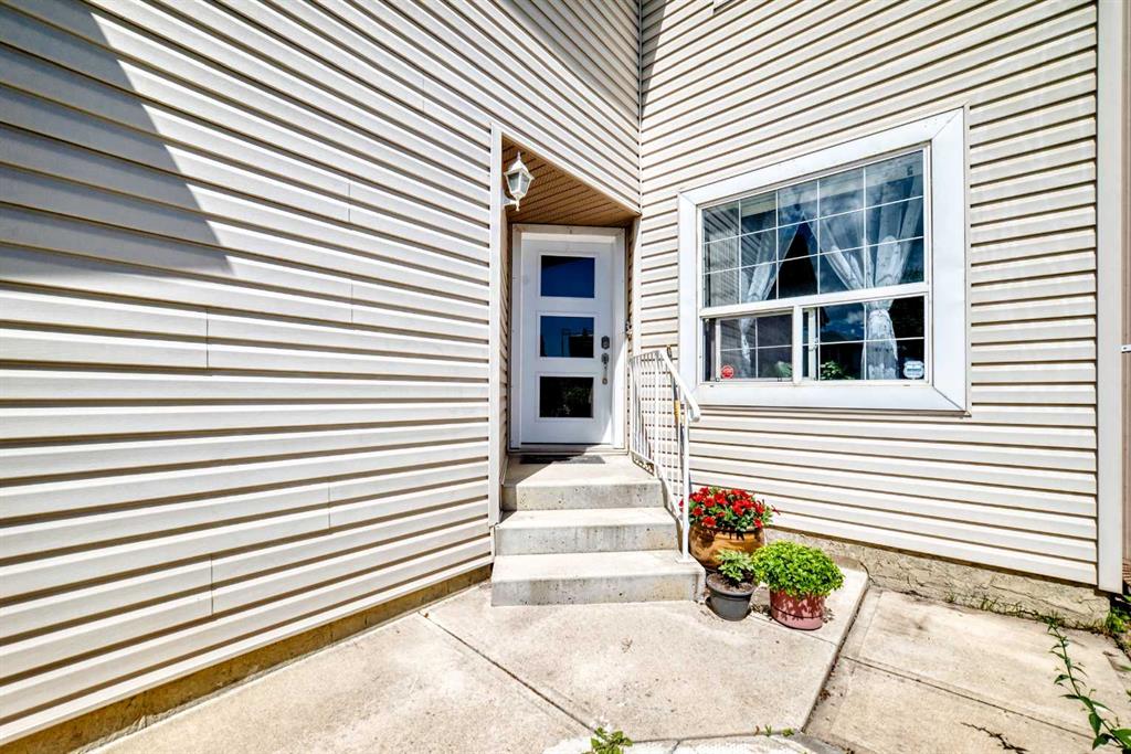 Third View of 283 Applestone Park SE, Applewood Park, Calgary, Alberta, T2A 7W3