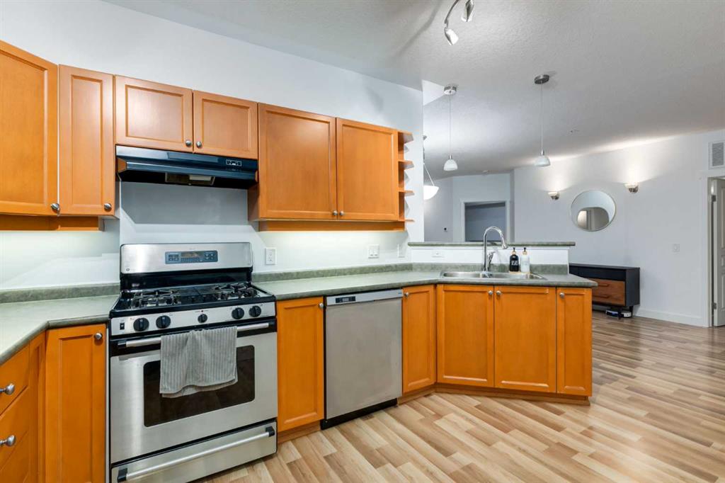 Fifth View of 113, 838 19 Avenue SW, Lower Mount Royal, Calgary, Alberta, T2T 6H2