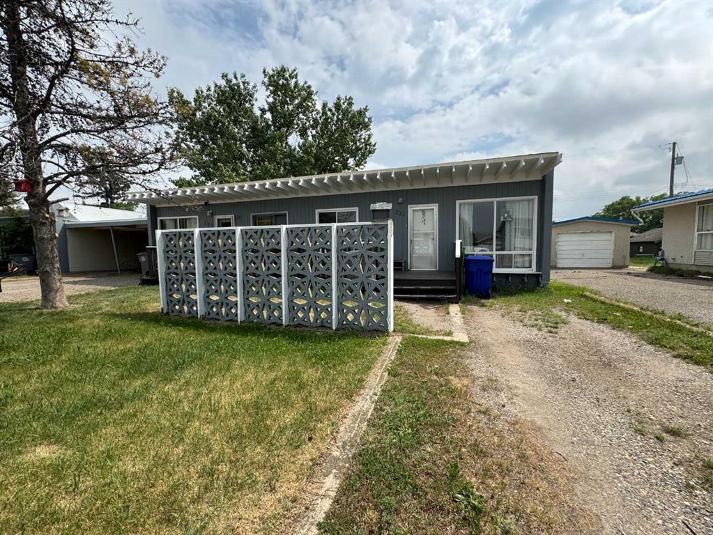 227 53 Avenue E, A2192048, Alberta,