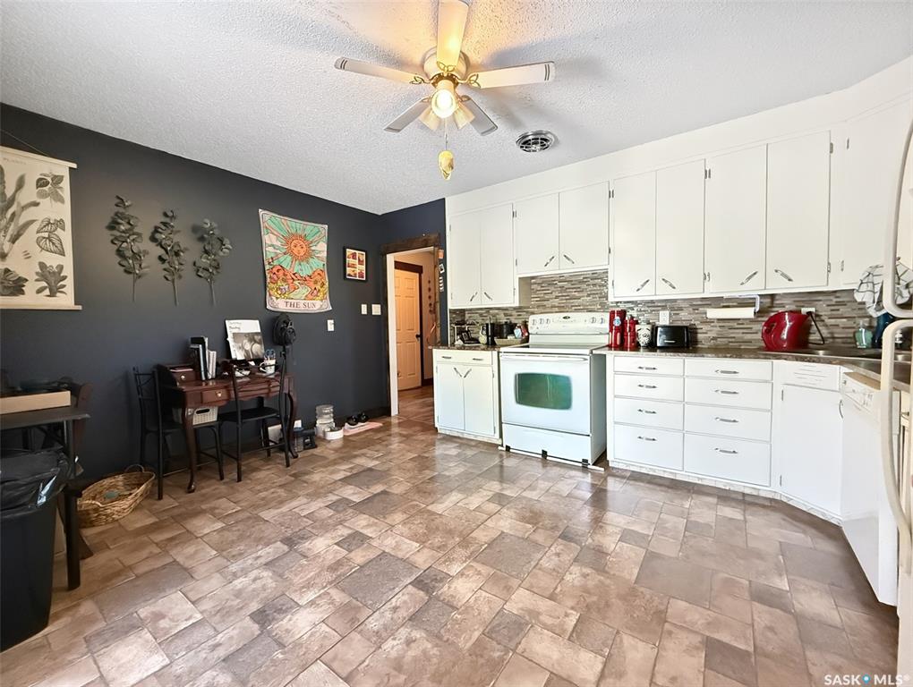 Third View of 458 6th Avenue Nw, North West, Swift Current, Saskatchewan, S9H 0Y3