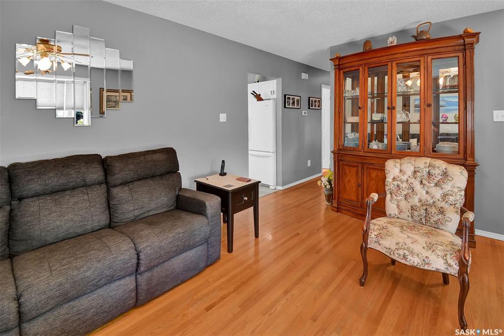 Fourth View of 2106 37th Street W, Westview Heights, Saskatoon, Saskatchewan, S7L 4S3