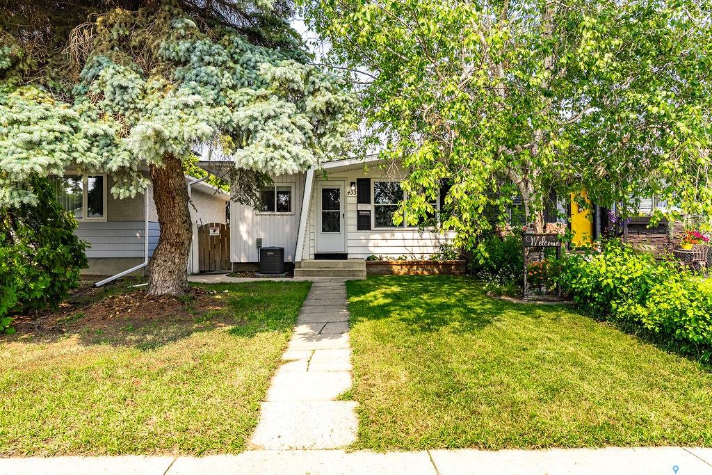 Second View of 433 East Place, Eastview SA, Saskatoon, Saskatchewan, S7J 2Y7