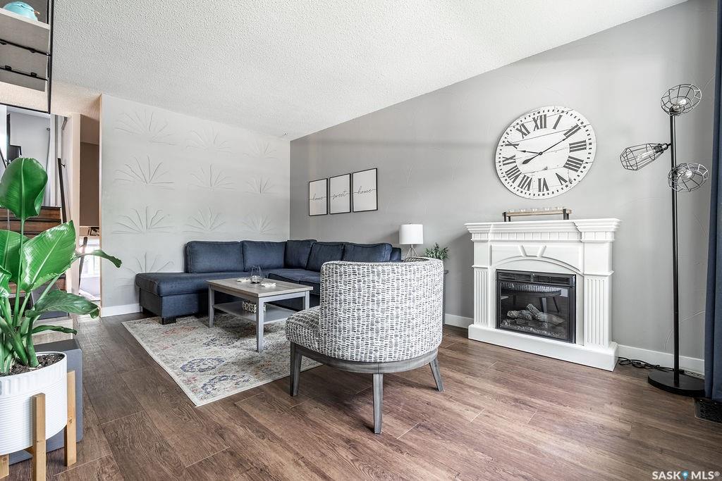 Third View of 433 East Place, Eastview SA, Saskatoon, Saskatchewan, S7J 2Y7