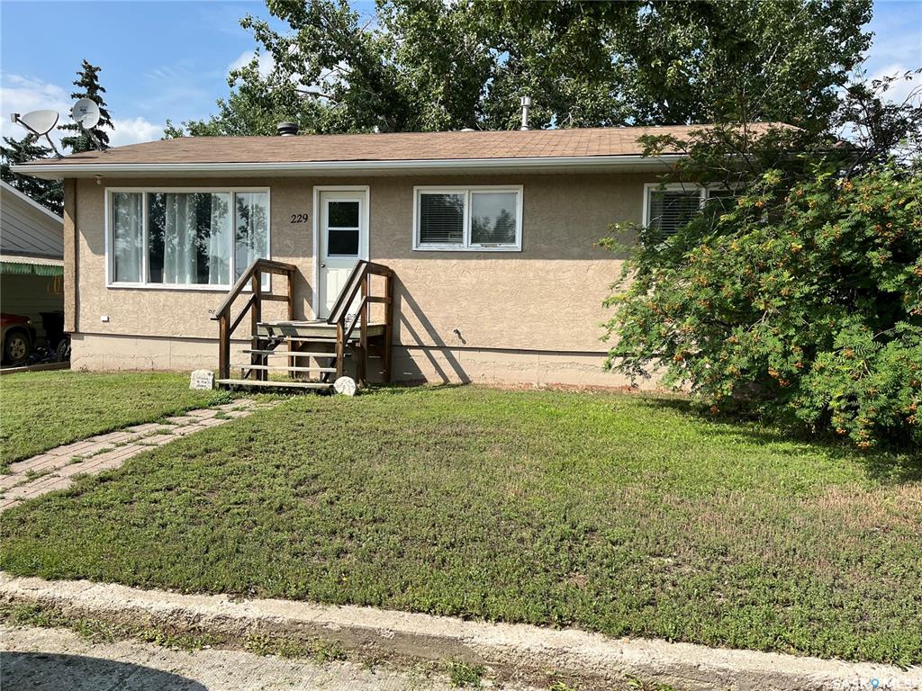 Second View of 229 4th Avenue E, Gravelbourg, Saskatchewan, S0H 1X0