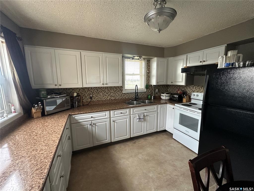 Third View of 102 9th Avenue Se, Weyburn, Saskatchewan, S4H 1Z7