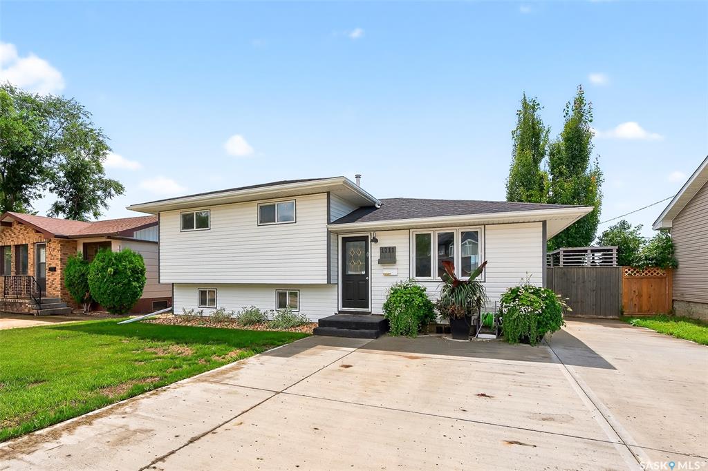 MLS® listing #SK015108 for sale located at 1211 Stadacona Street W