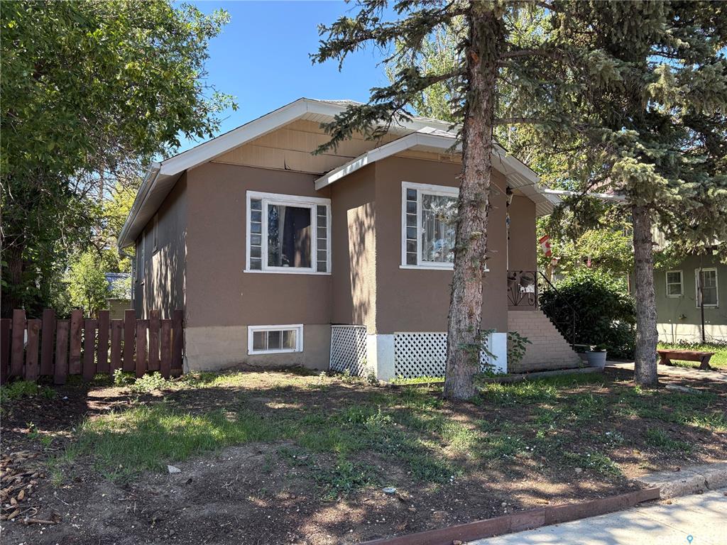 Second View of 512 Centre Street, Assiniboia, Saskatchewan, S0H 0B0