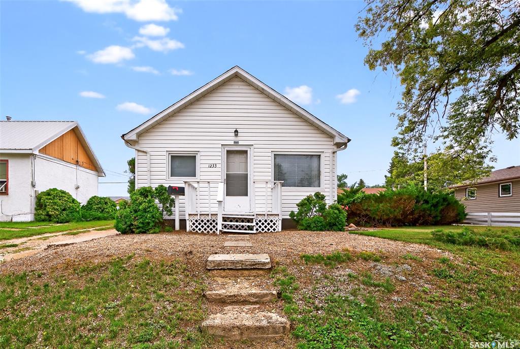 Second View of 1233 Duffield Street W, Westmount/Elsom, Moose Jaw, Saskatchewan, S6H 5K2