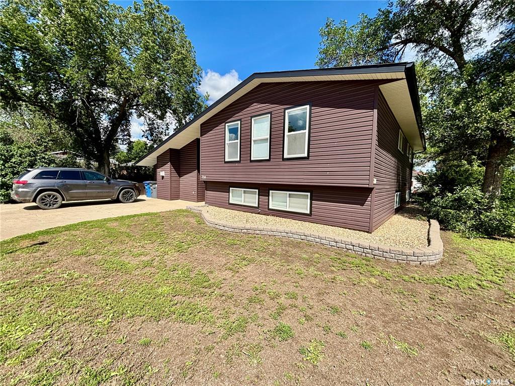 Main View of 724 4th Street E, Assiniboia, Saskatchewan, S0H 0B0