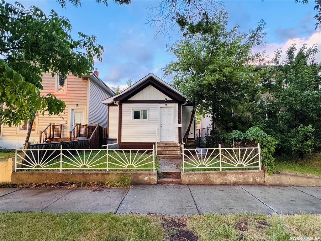 MLS® listing #SK015833 for sale located at 416 J Avenue N