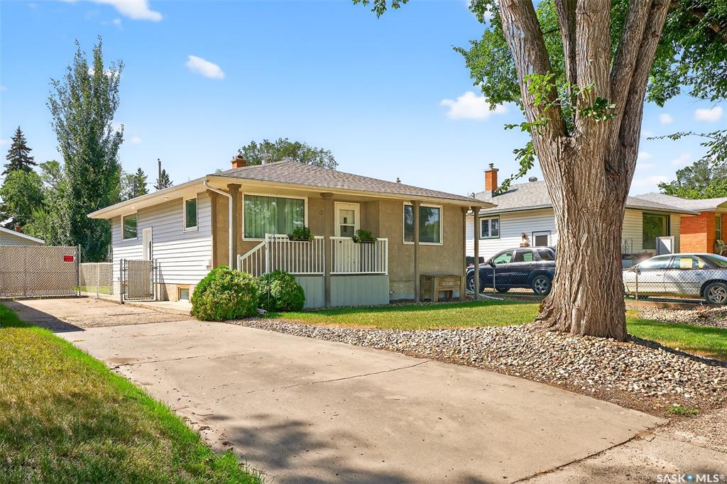 MLS® listing #SK015842 for sale located at 807 Grandview Street W
