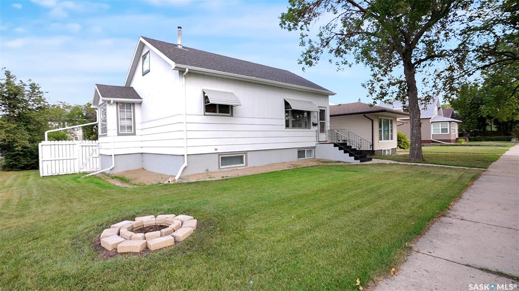 Second View of 1281 1st Avenue Nw, Central MJ, Moose Jaw, Saskatchewan, S6H 3N5