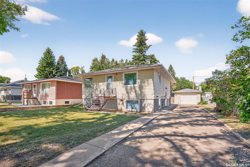 MLS® listing #SK016789 for sale located at 806 Grandview Street W